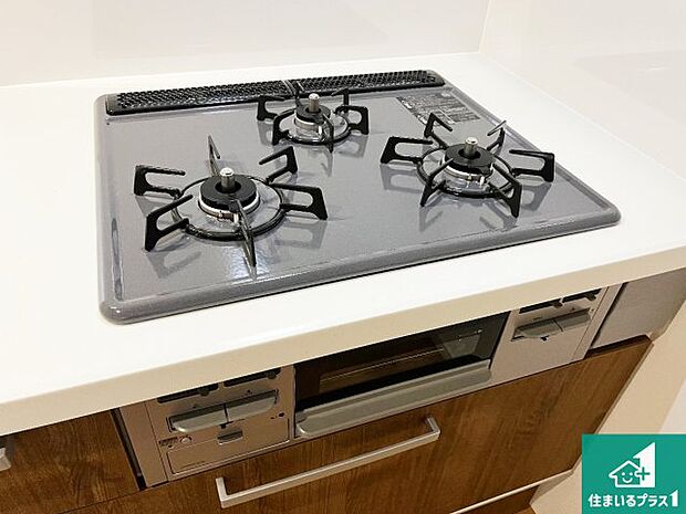【コンロ】ダブル高火力Ｓｉセンサー付きコンロ！３口あるので、まとめて料理をする時も大活躍！