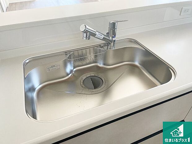 【キッチンシンク】蛇口の先端に浄水器を内蔵しています!原水と浄水、お湯と冷水、シャワーの切替えがワンタッチなので用途によって使い分けられます。
