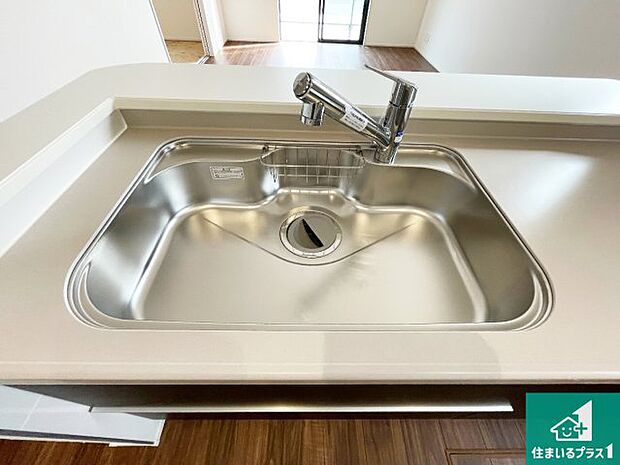 【キッチンシンク】蛇口の先端に浄水器を内蔵しています！原水と浄水、お湯と冷水、シャワーの切替えがワンタッチなので用途によって使い分けられます。