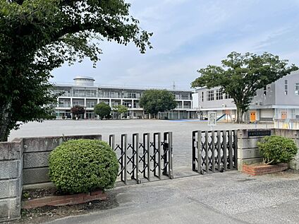 休泊小学校 1,561m(徒歩20分)