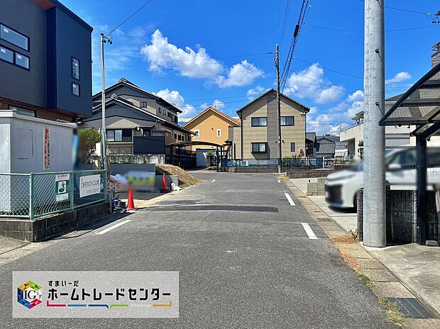前面道路の幅員は６ｍ。見通しが良く駐車もゆとりをもって行えます♪
