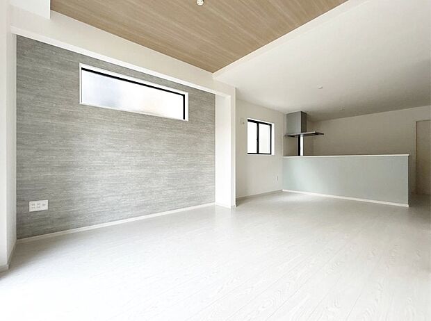 ご家族みんなで長い時間を過ごすリビングは一番居心地のいいものであって欲しいですね。開放感のある広々リビングに光と風を呼び込みます。収納も多く快適な住空間を実現します。