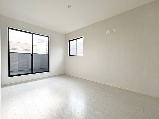 2面採光を施した為、晴れの日の日中はいつも明るい室内に。
窓を開放すれば気持ちの良い風が入り込んできます。