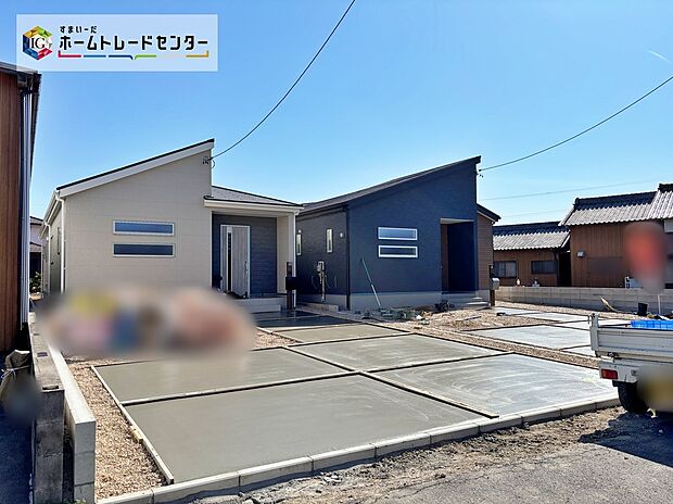 【２号棟】一戸建ての大きなメリットは、「自分の土地」を自由に使えること。好きなペットが飼えるほか、ガーデニングやＤＩＹ、車やバイクの手入れなど様々な趣味を楽しめます♪