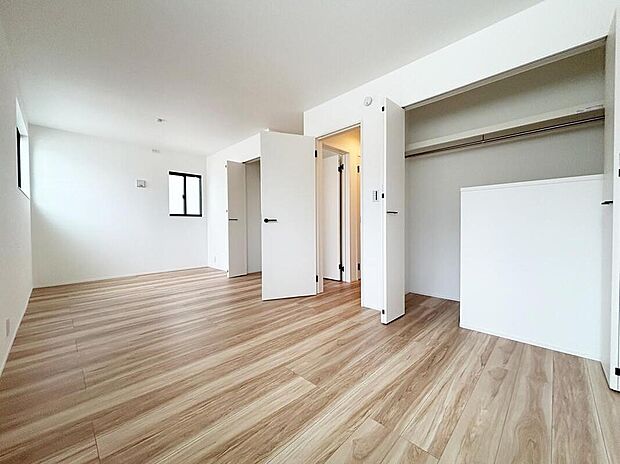 間仕切りして2部屋として使える洋室があります!ライフスタイルに合わせて使用できます♪