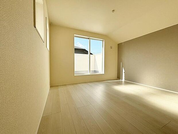 【3号棟】広々とした居住空間は日々の暮らしを彩り、心のやすらぎと満足感を与えてくれます。通風と採光を考慮した設計は子供たちはのびのび育ち、家族のくつろぎと団らんを生み出します。