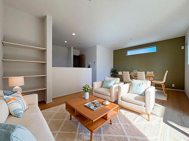 【1号棟】広々とした明るいリビング♪
対面式のオープンキッチンは、家事をしながら家族の様子が一目でわかる安心&便利設備です♪※家具をCGで加工しています。家具付き販売ではございません。