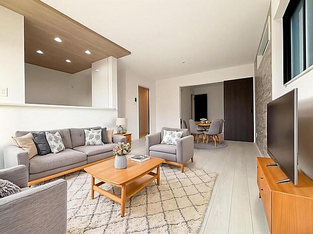 【６号棟】広々とした明るいリビング♪
対面式のオープンキッチンは、家事をしながら家族の様子が一目でわかる安心＆便利設備です♪※家具をCGで加工しています。家具付き販売ではございません。