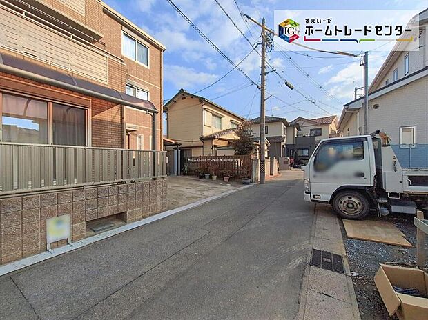 前面道路は交通量の少ない道路です。ゆとりがあり、駐車時もゆっくりと落ち着いて行える立地環境になっています♪　　
