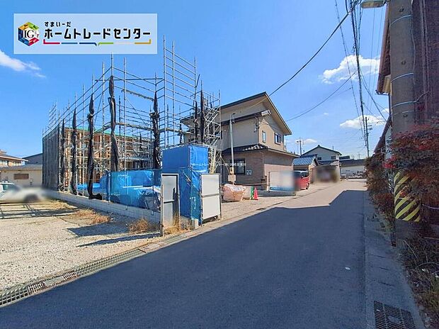 前面道路は交通量の少ない道路です。ゆとりがあり、駐車時もゆっくりと落ち着いて行える立地環境になっています♪