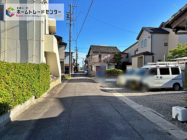 前面道路は交通量の少ない道路です。ゆとりがあり、駐車時もゆっくりと落ち着いて行える立地環境になっています♪