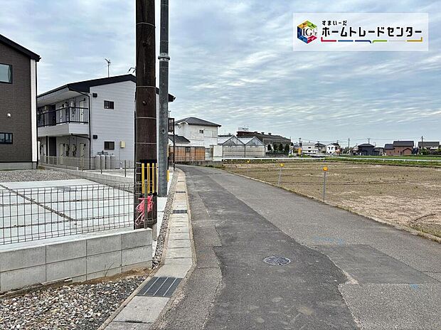 前面道路は車通りの少ない道路。お車の出し入れが苦手な方や小さなお子様にも安心ですね。しっかり舗装もされているので、ベビーカーや自転車で通っても快適に通行できます。