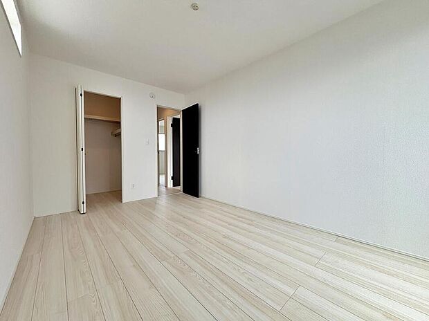 広々とした居住空間は日々の暮らしを彩り、心のやすらぎと満足感を与えてくれます。通風と採光を考慮した設計は子供たちはのびのび育ち、家族のくつろぎと団らんを生み出します。