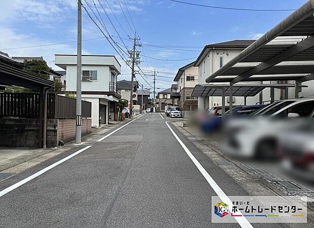 前面道路の幅員は５．９～８ｍ。見通しが良く駐車もゆとりをもって行えます♪