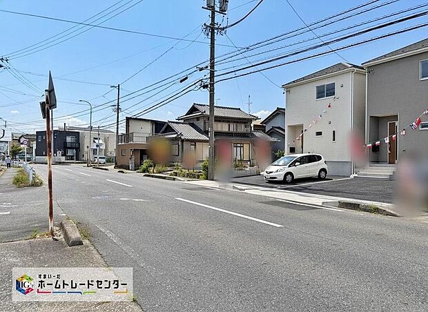 前面道路の幅員は約11.9m。見通しが良く駐車もゆとりをもって行えます♪
