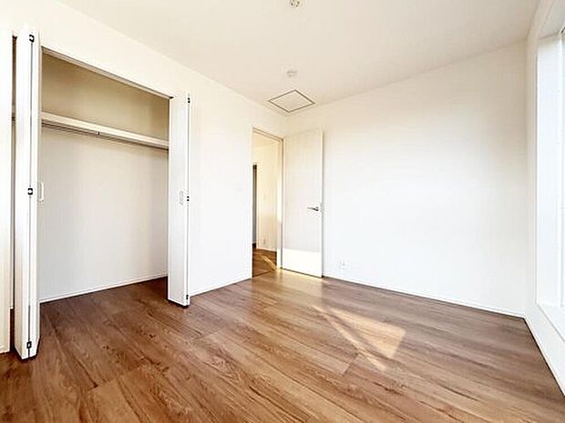 各居室に収納を設けました!
お洋服をたくさんお持ちの方でもたっぷり収納でき、お部屋を最大限広くご活用いただけます♪
