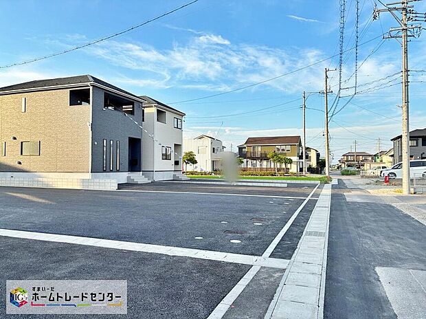 【2号棟】交通量が少ない住宅街なので雨の日でも車の走行音も気になりません。住人以外の車の進入も少なく、小さなお子様を持つご家庭にも安心です◎