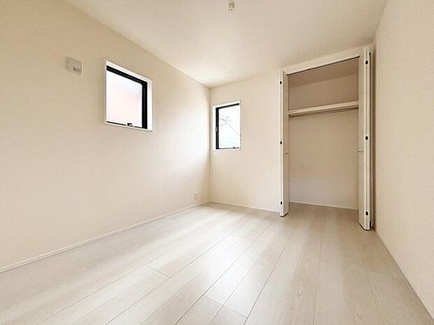 【１号棟】充分な広さと収納機能を備えた部屋はお子様の自発性と成長を促します。お子様の成長を支える、勉強や好きなことに没頭する学びの空間にどうぞ。