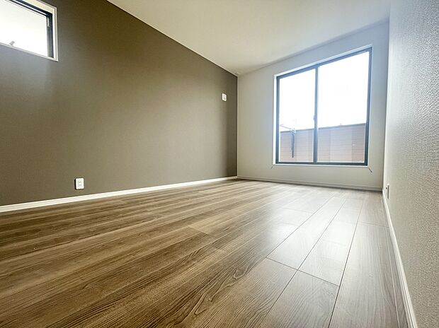 【居室】広々とした居住空間は日々の暮らしを彩り、心のやすらぎと満足感を与えてくれます。通風と採光を考慮した設計は子供たちはのびのび育ち、家族のくつろぎと団らんを生み出します。