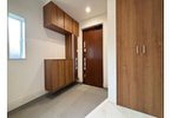 【玄関】明るくて清潔感溢れる玄関。
便利な下駄箱収納付きです♪
散らかりがちな玄関もすっきりと片付きます。　　　　　　