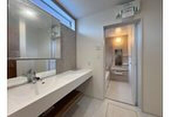 【洗面台・洗面所】ゆとりのある洗面スペースで朝の身支度も快適に♪大きな鏡で髪のセットやお化粧もスムーズにこなせ、朝から気分よく通勤通学に向かえそうですね☆