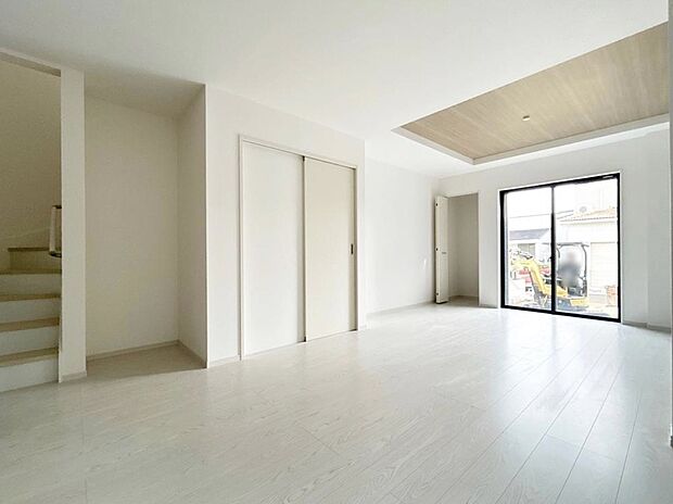 【リビング】大切なご家族が集まるからこそLDKはこだわりたい!休日はおひさまの光をたっぷりと取りこめるリビングでゆったりと過ごしませんか?子供たちが元気に笑いながら走り回っても十分な広さの空間です。