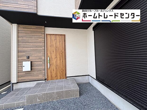 【現地外観写真】上質感漂う玄関へのアプローチ。居住者の帰り、訪れる方を優しく迎える・安らぎに満ちた生活空間を予感させる。健やかな暮らしを楽しめそうです。