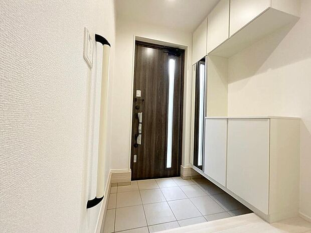 【玄関】明るくて清潔感溢れる玄関。便利な姿見鏡&下駄箱収納付きです♪
散らかりがちな玄関もすっきりと片付きます。