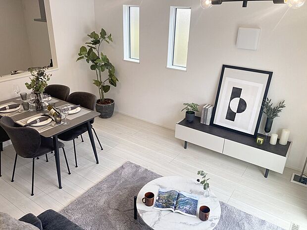 【リビング】ご家族みんなで長い時間を過ごすリビングは一番居心地のいいものであって欲しいですね。開放感のある広々リビングに光と風を呼び込みます。収納も多く快適な住空間を実現します。