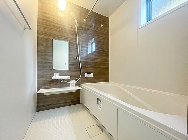 【浴室】【1号棟】
ひろびろ1坪サイズのバスルーム半身浴もできるひろびろな浴槽です。
窓付きのバスルームは、明るく換気環境も良好。日中の入浴も気持ちよくお使い頂けそうです。