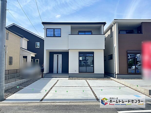 【現地外観写真】2号棟は白ベースのモノトーンな外壁は落ち着いた印象を与えてくれます。2棟共に完成済みで内覧可能です☆土日・平日を問わずお気軽にお問い合わせ下さい☆