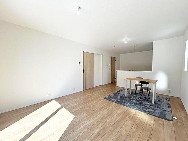 【リビング（１号棟）】心地よい明るい雰囲気のリビング♪採光は良好です！　　
家族団らんの時間も増えそうなくつろぎの場所になりそうです♪