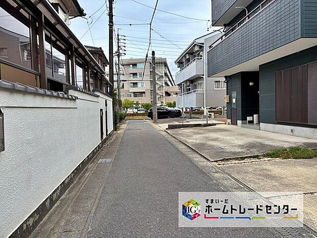 【前面道路含む現地写真】前面道路は交通量の少ない道路です。ゆとりがあり、駐車時もゆっくりと落ち着いて行える立地環境になっています♪