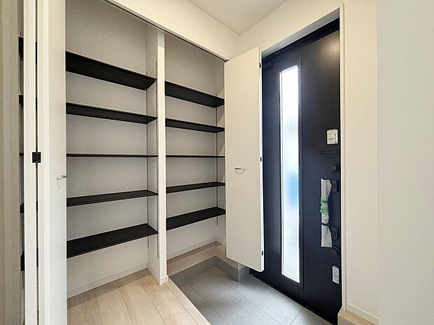 【玄関】明るくて清潔感溢れる玄関。
便利な下駄箱収納付きです♪
散らかりがちな玄関もすっきりと片付きます。