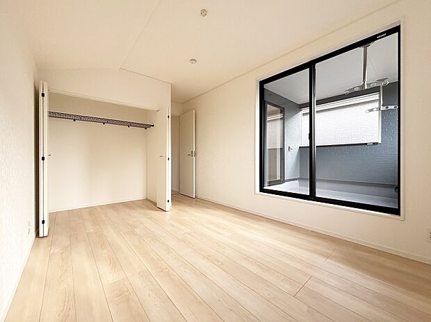 【リビング以外の居室】各居室に収納を設けました!
お洋服をたくさんお持ちの方でもたっぷり収納でき、お部屋を最大限広くご活用いただけます♪