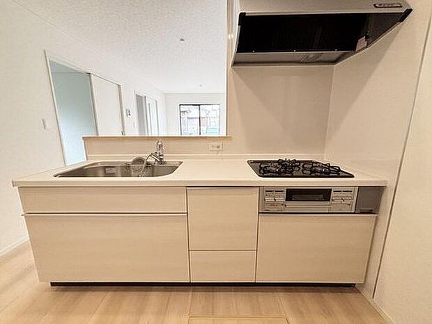 【キッチン】【1号棟】
キッチンワークしながら大切な家族との会話を楽しめる、家族のコミュニケーションが生まれる対面式のオープンキッチンです♪