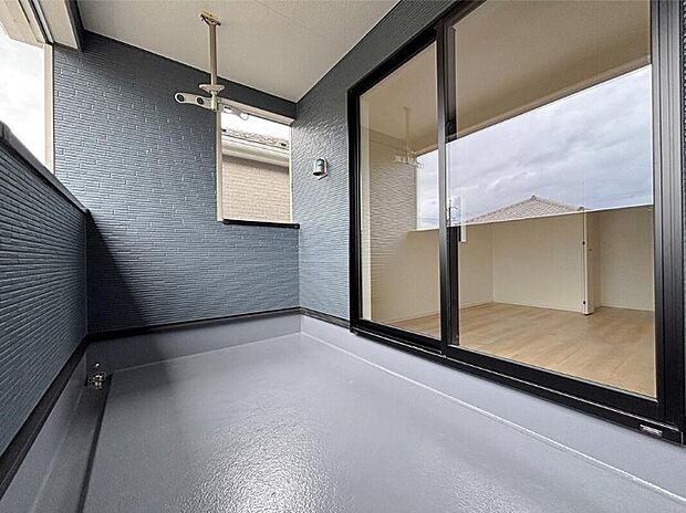 【バルコニー】【1号棟】
急な天候変化にも安心のインナーバルコニー仕様♪お洗濯だけでなく、ちょっとしたリラックスできる空間になりそうです☆