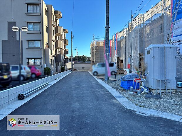 【前面道路含む現地写真】2~4号棟側の公道は4.3m。住人以外が通らないので落ち着いて駐車できます