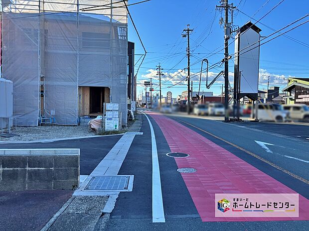 【 前面道路含む現地写真】前面道路の幅員は8.1m(1号棟側)。見通しが良く駐車もゆとりをもって行えます♪