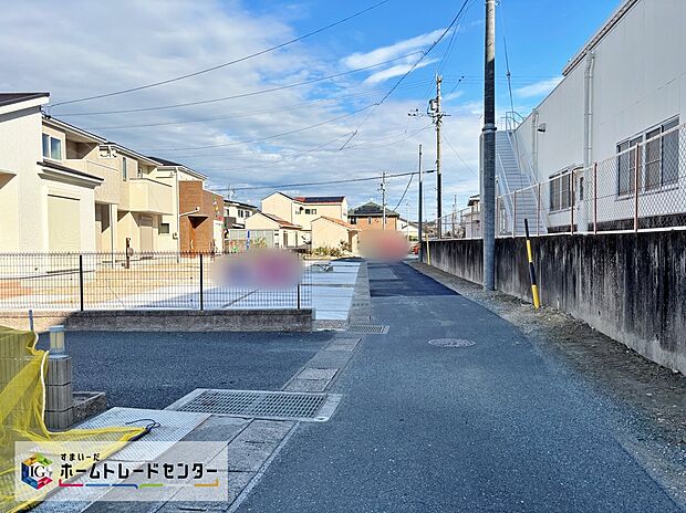【前面道路含む現地写真】前面道路は交通量の少ない道路です。ゆとりがあり、駐車時もゆっくりと落ち着いて行える立地環境になっています♪　　