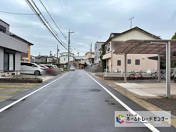 【前面道路含む現地写真】前面道路は交通量の少ない道路です。ゆとりがあり、駐車時もゆっくりと落ち着いて行える立地環境になっています♪