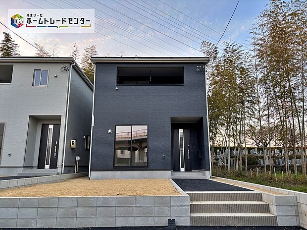 【現地外観写真】【１号棟】平日・お仕事帰りなど、いつでもご案内させていただきます！デザイン・目に見える設備面も大切ですが、耐震構造で地震に強い家の為、次代へ繋ぐ強固な住宅です。