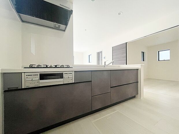 【キッチン】（1号棟）収納力豊富なシステムキッチン。大型スライド収納付きで、すっきり片付けやすいキッチンです。
床下収納もついてたっぷり収納できます♪