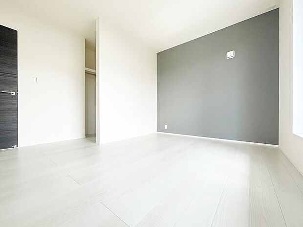 【リビング以外の居室】（1号棟）２面採光を施した為、晴れの日の日中はいつも明るい室内に。
窓を開放すれば気持ちの良い風が入り込んできます。