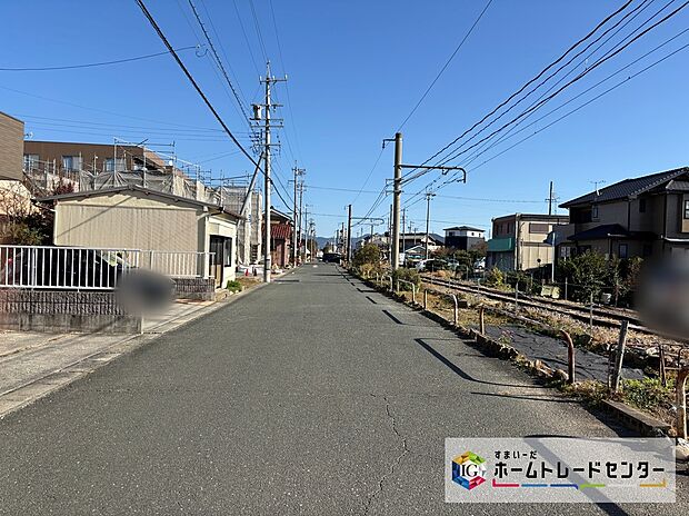 【前面道路含む現地写真】前面道路の幅員は6m。見通しが良く駐車もゆとりをもって行えます♪