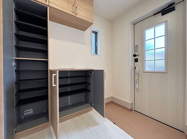 【玄関】明るくて清潔感溢れる玄関。
便利な下駄箱収納付きです♪
散らかりがちな玄関もすっきりと片付きます。