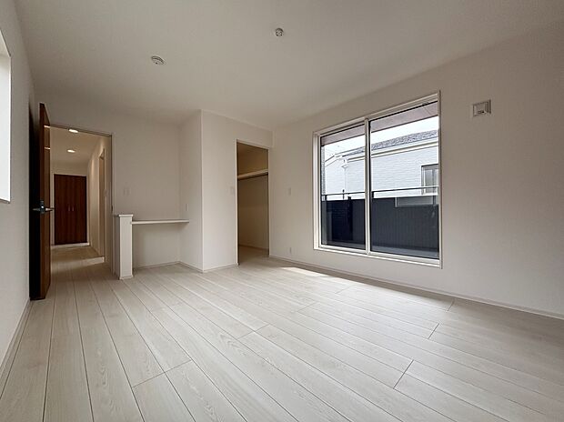 【リビング以外の居室】【1号棟】通風・採光にも優れ、心地よい光と風があふれています。 新築戸建でなければ体感できないひとときをご体感頂ける筈です。