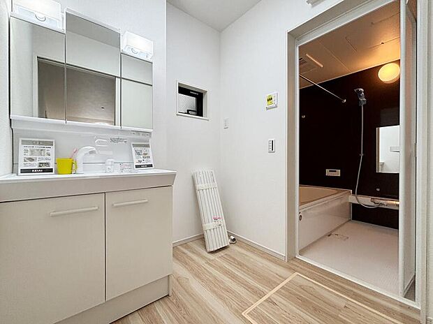 【洗面台・洗面所】【１号棟】暮らしを快適にする三面鏡仕様の洗面化粧台。
収納力と機能性に優れた使いやすい設備で、忙しい朝の身支度もスムーズに♪