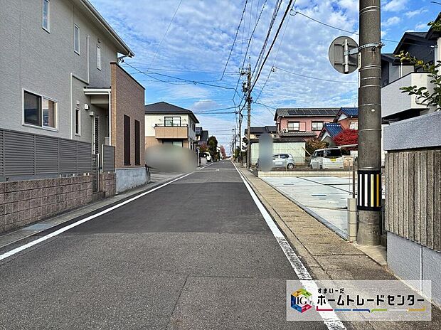 【前面道路含む現地写真】前面道路の幅員は５．８ｍ。見通しが良く駐車もゆとりをもって行えます♪