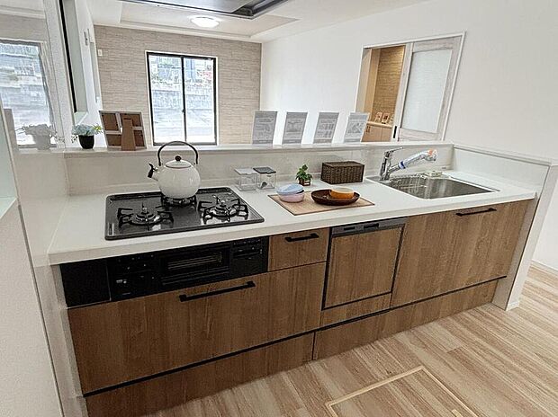 【キッチン】【１号棟】収納力豊富なシステムキッチン。大型スライド収納付きで、すっきり片付けやすいキッチンです。床下収納もついてたっぷり収納できます♪※家具、調度品は展示用です。